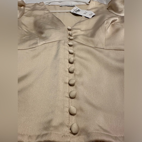 Abercrombie & Fitch NWT Cream Satin Top Size XSmall. - Picture 4 of 4